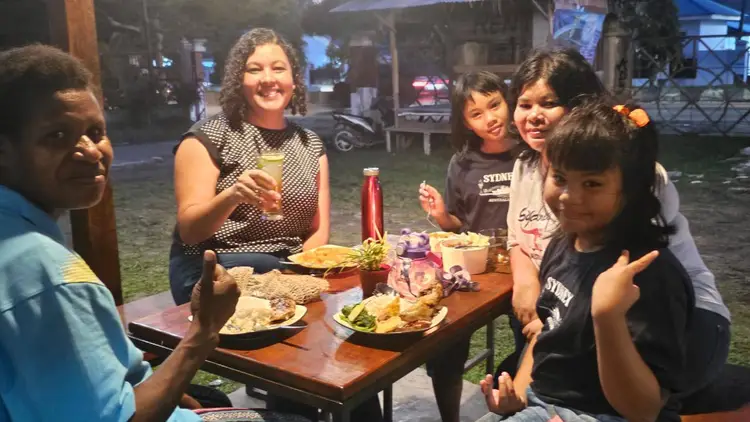 Tim Dou, Pendampin dan Konsultan Pesempuan