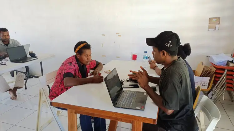 Marta belajar menerjemahkan balik cerita